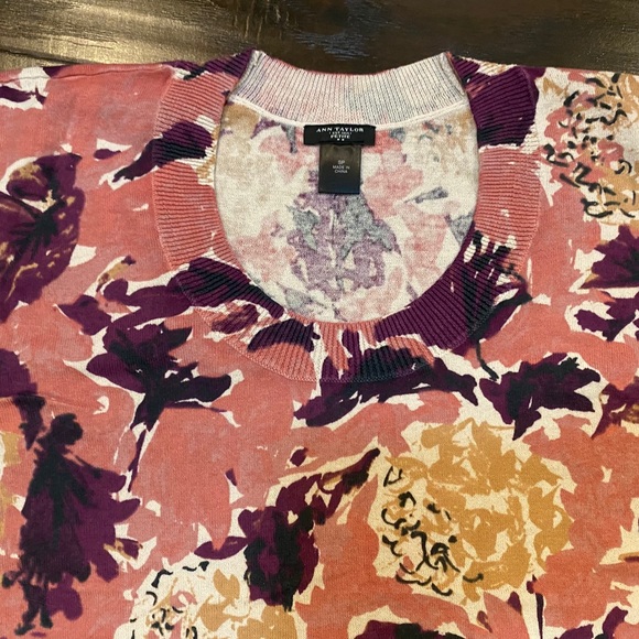 Like New Ann Taylor Floral Short Sleeve Sweater SP - Picture 5 of 6